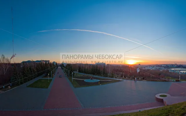 Фото панорама Чебоксарской аллеи славы на закате, вид с памятника победы
