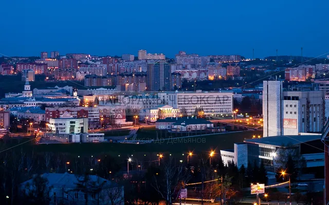 Фото телебашни и центра города Чебоксары в сумерках весной