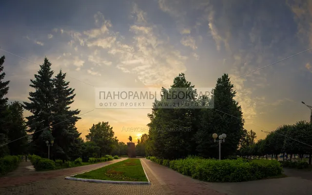 Памятник Чапаеву в Чебоксарах летом