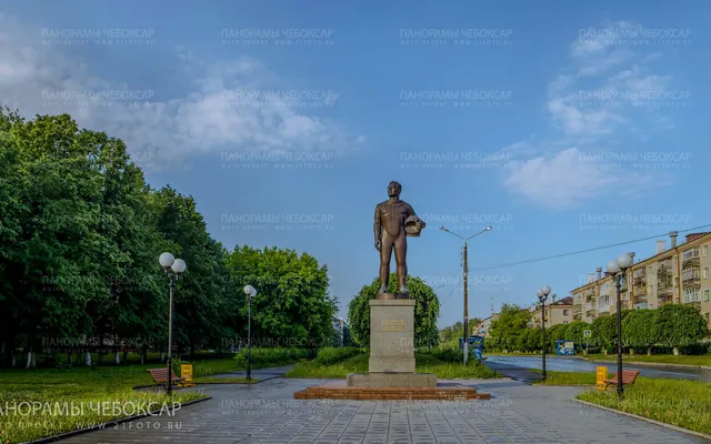 Памятник Космонавту