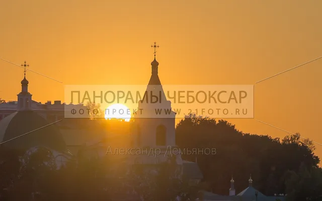 Свято-троицкий мужской монастырь на закате