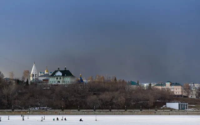 Рыбаки на весеннем льду залива