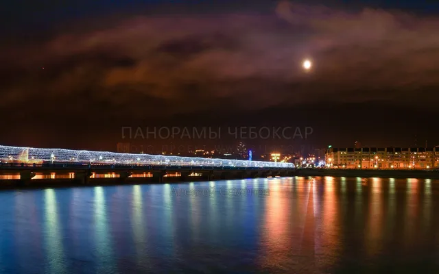Луна над пешеходным мостом на Чебоксарском заливе 2016