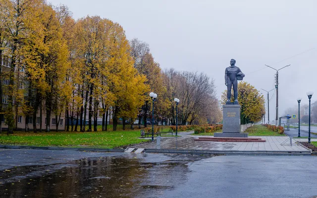 Памятник Космонавту Андрияну Николаеву осенью 2019