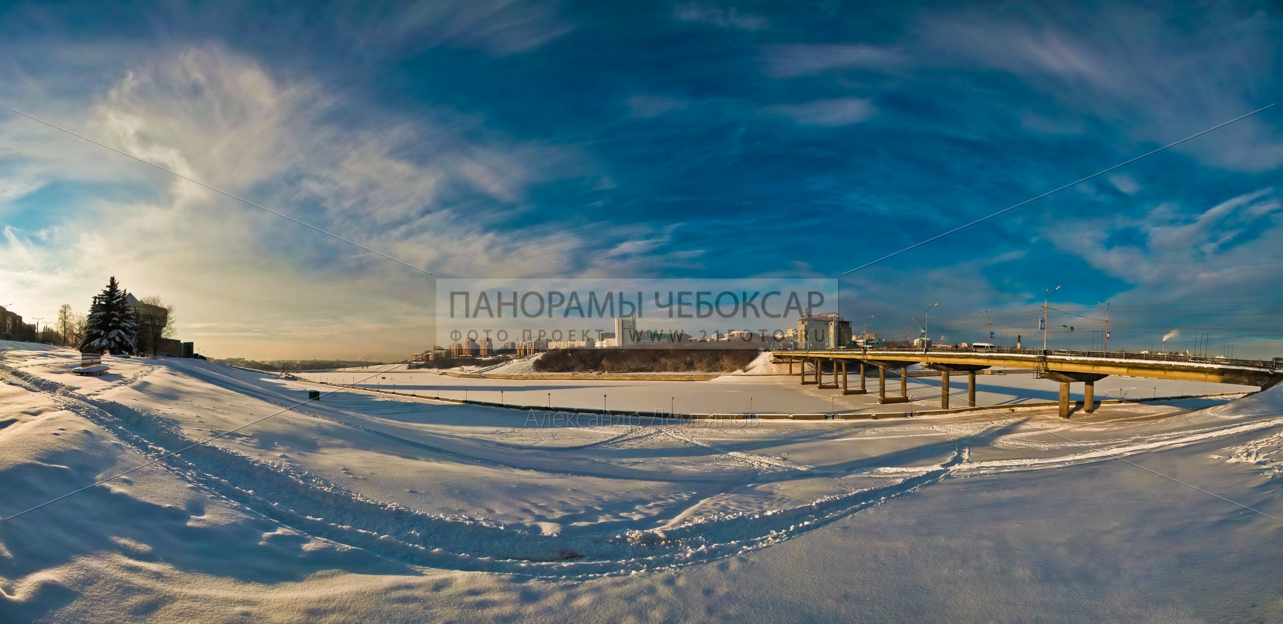 Фото-панорама Чебоксарского залива зимой, вид на тетр оперы и балта и московский мост