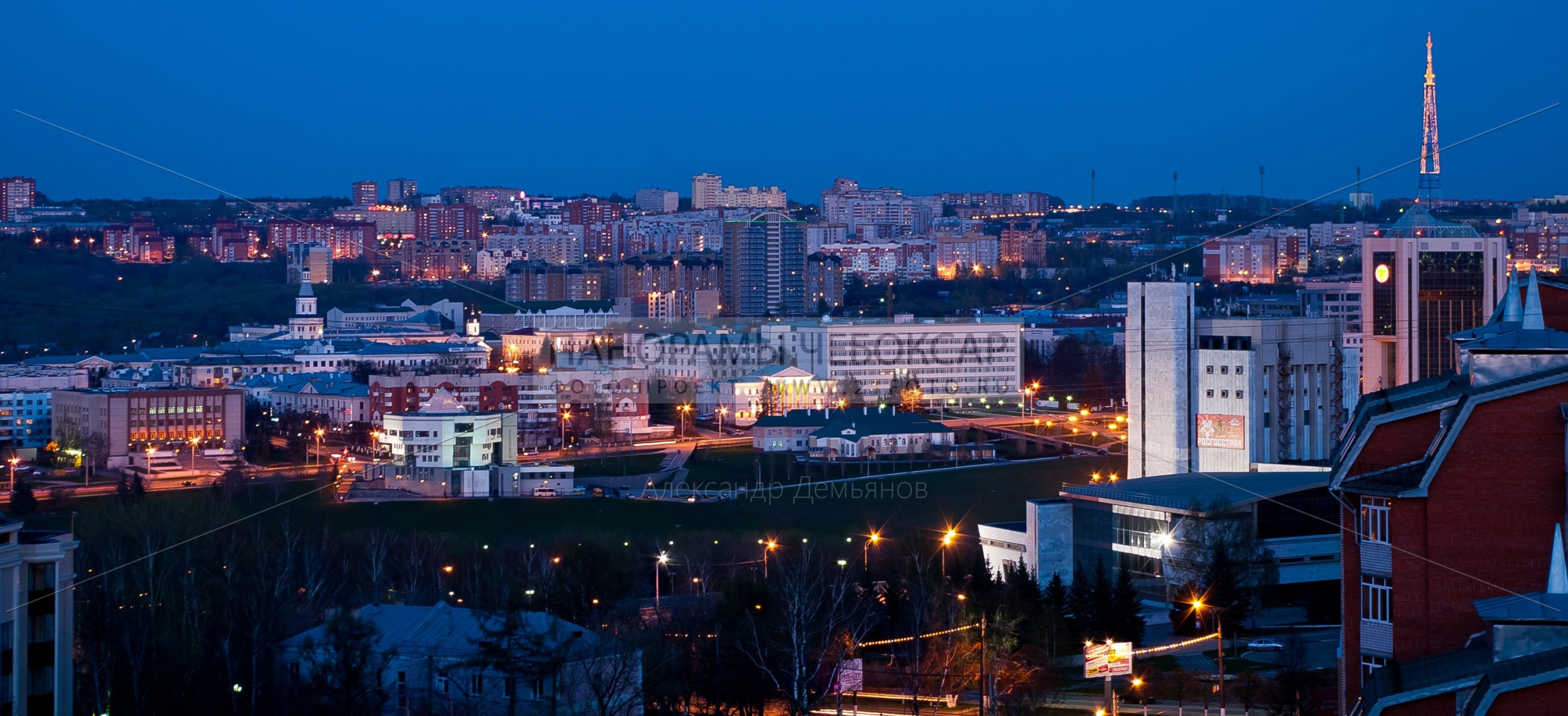 Фото телебашни и центра города Чебоксары в сумерках весной