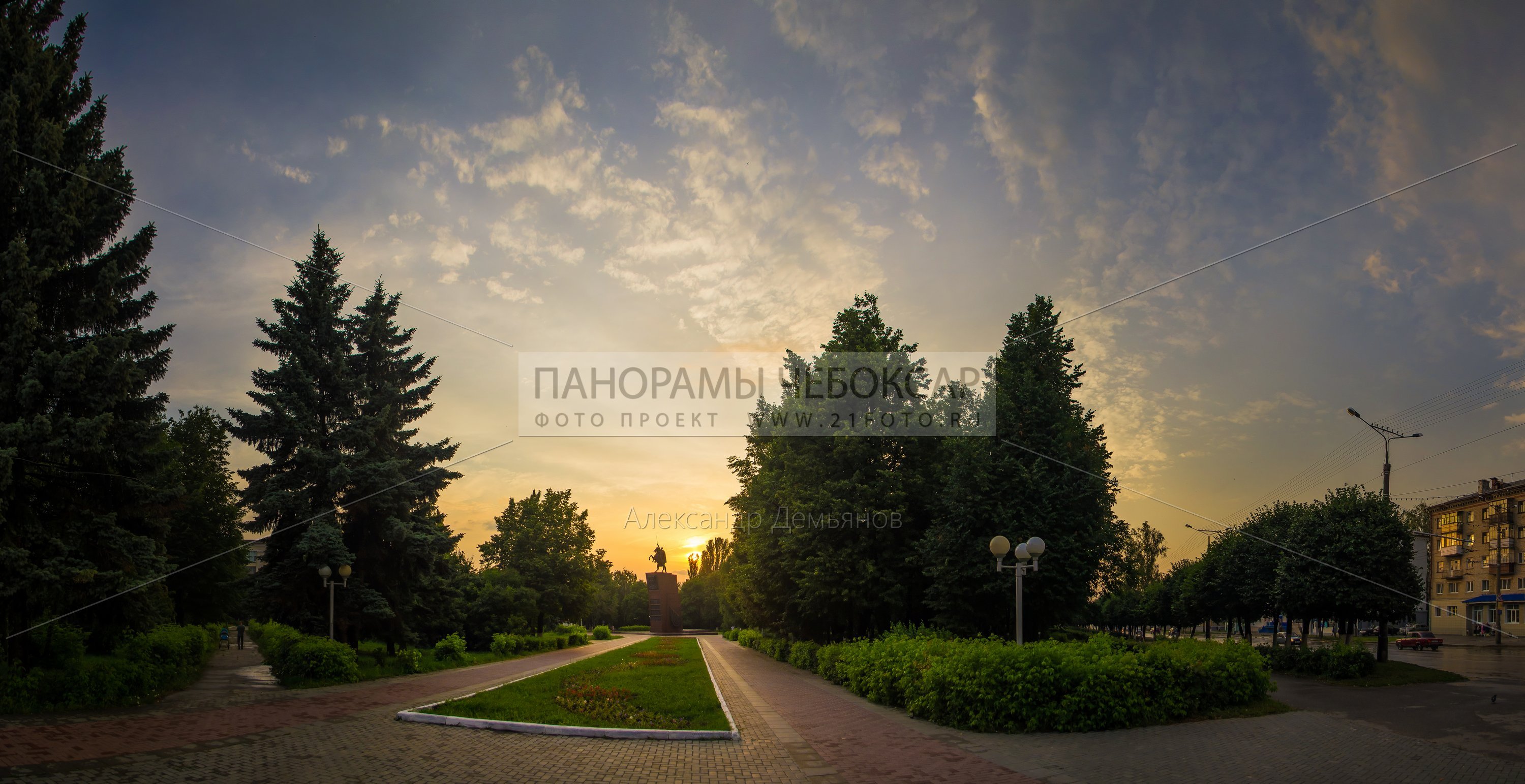 Памятник Чапаеву в Чебоксарах летом