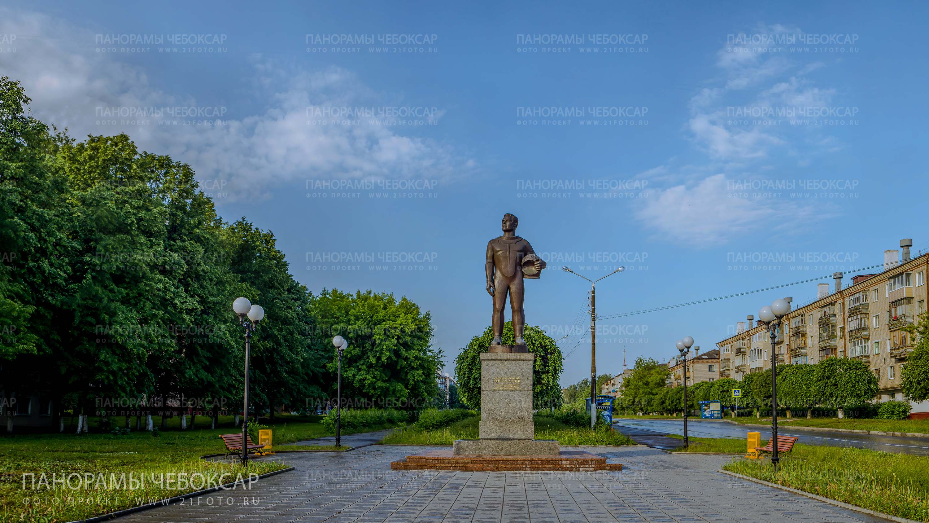 Памятник Космонавту