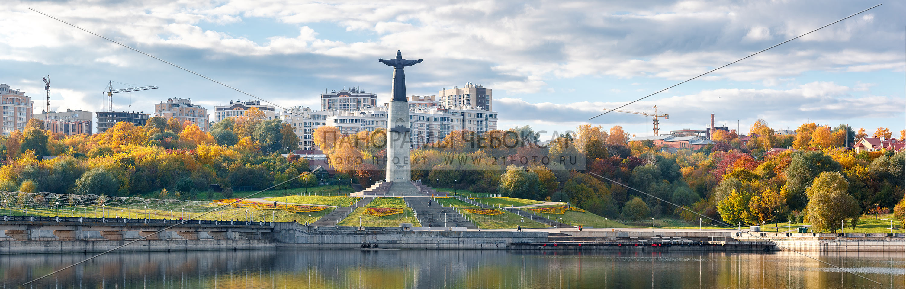 Монумент Матери осенью 2017